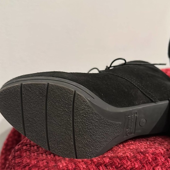 La CANADIENNE Black suede lace up bootie sz 6.5 Like New Condition - Picture 3 of 3